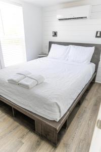 En eller flere senge i et værelse på Oceans RV Resort + 6 billeder