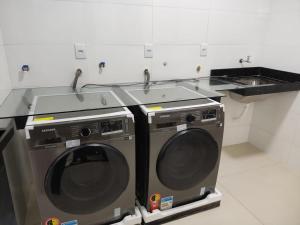 a kitchen with a washing machine and a sink at 305-1 · Suíte Completa Próx Ânima/Cebrom 305 in Anápolis