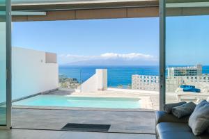 Blick auf einen Swimmingpool von einem Haus aus in der Unterkunft Fabuloso Bungalow con Vista Panorámica y Piscina Privada. in Acantilado de los Gigantes
