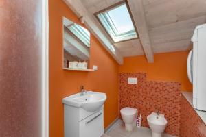a bathroom with a sink and a toilet at Casa a Pollenzo in Santa Vittoria dʼAlba