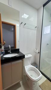a bathroom with a toilet and a sink and a shower at 303-4 · Studio Próximo UniEvangelica in Anápolis