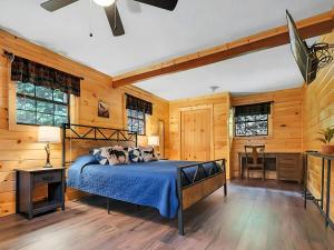Katil atau katil-katil dalam bilik di The Eagle's Nest Mountain Cabin Gatlinburg