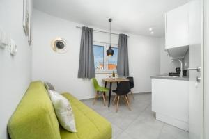 un soggiorno con un divano verde e un tavolo di Apartments by the sea Drasnice, Makarska - 24891 a Drasnice