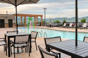 a pool with tables and chairs and a fountain at Staybridge Suites Pigeon Forge - Smoky Mtns by IHG in Pigeon Forge