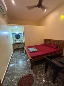 una camera da letto con un letto e un ventilatore a soffitto di Surabhi homestay a Gokarna