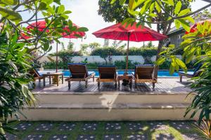 En terrasse eller udendørsområde på Waroeng Surya Home Stay