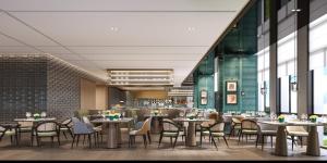 un ristorante con tavoli e sedie in una stanza di Holiday Inn Beijing Daxing Centre by IHG a Pechino