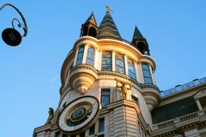 een gebouw met een klok aan de zijkant bij Hotel Indigo Batumi - Old Town by IHG in Batoemi