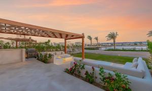 un patio con vista al mar en Shedwan, El Gouna, en Hurghada