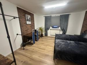 Un dormitorio con una cama y un escritorio y una ventana. en Gästezimmer London im Werkmotel, en Winhöring