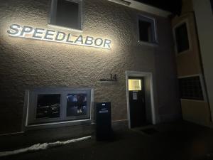 Un edificio con un cartel al costado. en Gästezimmer London im Werkmotel, en Winhöring 6 fotos más