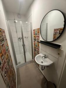 Un baño con ducha, lavabo y espejo. en Gästezimmer London im Werkmotel, en Winhöring