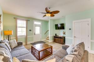 Televiisor ja/või meelelahutuskeskus majutusasutuses Steps to Sea! Cottage with Pools in Port St Joe