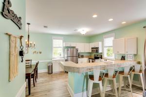 Köök või kööginurk majutusasutuses Steps to Sea! Cottage with Pools in Port St Joe