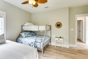 Voodi või voodid majutusasutuse Steps to Sea! Cottage with Pools in Port St Joe toas +17 fotot