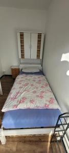 a bed in the corner of a room at 1 Zimmer-Appartment in Wiesbaden