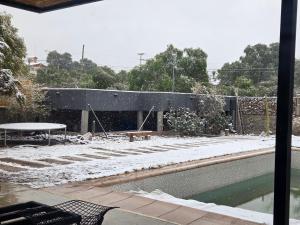 ein Haus mit Pool im Schnee in der Unterkunft Patio Jarilla in El Challao