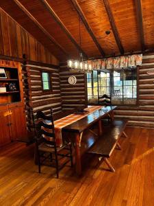 GrantsboroにあるBlue Fish Cabin – Your Lakeside Getaway Awaitsの木製のテーブルと椅子のあるダイニングルーム