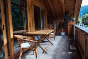 einen Tisch und Stühle auf der Veranda eines Hauses in der Unterkunft Ferienwohnungen Zur Wally, Apartment Sunnig in Garmisch-Partenkirchen