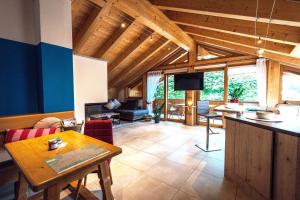 ein großes Wohnzimmer mit Tisch und Couch in der Unterkunft Ferienwohnungen Zur Wally, Apartment Sunnig in Garmisch-Partenkirchen