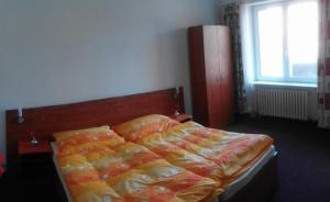Schlafzimmer mit einem Bett und einem Fenster in der Unterkunft U Jindřicha in Milevsko