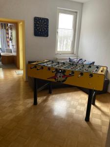 a large game table in a living room at Premium Ruhiges ganzes Apartment 90 m 2 Schlafzimmer große Küche Wohnzimmer in Duisburg +1 photo