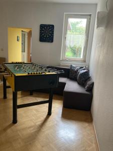 a living room with a pool table and a couch at Premium Ruhiges ganzes Apartment 90 m 2 Schlafzimmer große Küche Wohnzimmer in Duisburg
