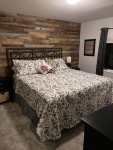 Кровать или кровати в номере Starcatcher Chalet, The Woods Resort +44 фотографии