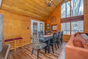 Гостиная зона в Starcatcher Chalet, The Woods Resort