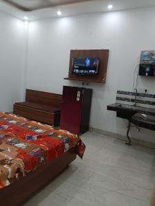 - une chambre avec un lit, une télévision et un piano dans l'établissement The Imperial Stay, à Chaheru
