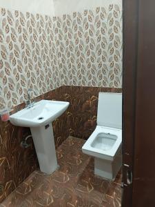 une salle de bain avec un lavabo et des toilettes dans l'établissement The Imperial Stay, à Chaheru