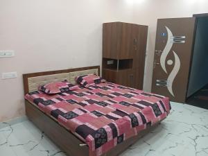 une chambre avec un lit et une armoire en bois dans l'établissement The Imperial Stay, à Chaheru
