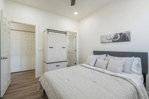 Voodi või voodid majutusasutuse Modern Updated Central Bungalow toas