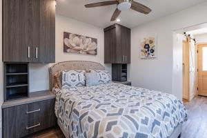 Voodi või voodid majutusasutuse Downtown Bungalow -duplex - Ev Charger toas