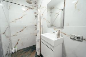 Ένα μπάνιο στο StarRent Apart-Hotel Self Check In +41 φωτογραφίες