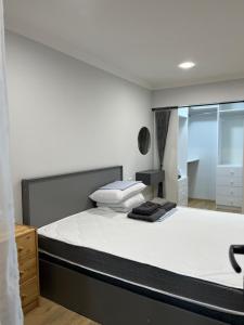 Un dormitorio con una cama grande y un espejo. en Okie-Dokie, en Dilijan 15 fotos más