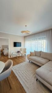 una sala de estar con un sofá y una mesa en Arya Apartment Oradea, en Oradea