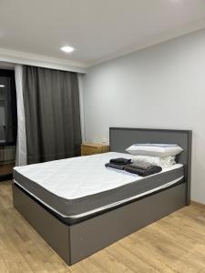 un dormitorio con una cama con colchónvisorvisorvisorvisor en Okie-Dokie, en Dilijan