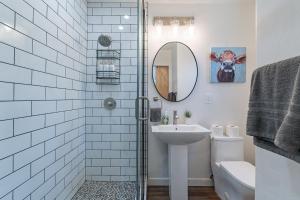 Vannituba majutusasutuses Downtown Bungalow -duplex - Ev Charger +74 fotot