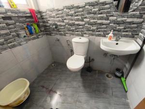 un baño con inodoro y lavabo en Savitry grees Home stay, en Zirakpur