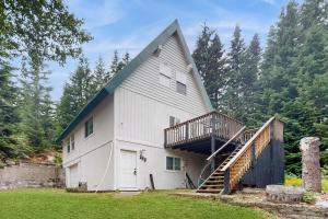 Snoqualmie PassにあるThe Chalet at Centralの側面に階段がある大きな白い納屋