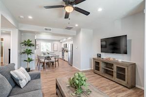 Una sala de estar con un sofá y un televisor de pantalla plana. en Modern Updated Luxury Triplex Ev Charging, en Tucson