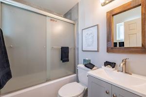 Un baño con inodoro, lavabo y espejo. en Modern Updated Luxury Triplex Ev Charging, en Tucson 98 fotos más