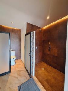 a bathroom with a shower with a toilet and a shower stall at Espectacular Suite Frente a Playa Zicatela 1BDR in Brisas de Zicatela