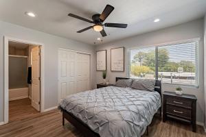 Un dormitorio con una cama y un ventilador de techo. en Modern Updated Luxury Triplex Ev Charging, en Tucson