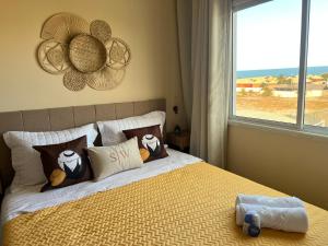 Un dormitorio con una cama con almohadas y una ventana. en SW Rustica Apartamentos, en Canoa Quebrada 58 fotos más