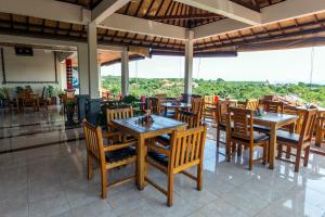 Un restaurante o sitio para comer en Waroeng Surya Home Stay