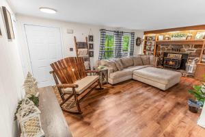 salon z kanapą i kominkiem w obiekcie Cozy Cabin w Fire Pit Grill Deck & Walk to Town w mieście Berkeley Springs