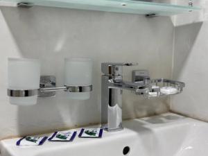 łazienka z dwoma światłami nad umywalką w obiekcie Marco Polo Hotel & SPA Tashkent w Taszkiencie +54 zdjęcia