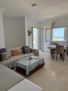 a living room with a couch and a table at Soltane Résidence in Hammamet